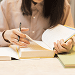 勉強している女性